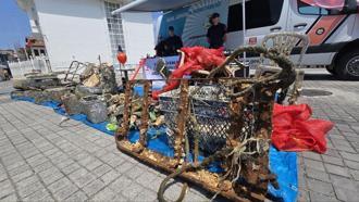 Mudanya’da denizden 2,5 ton atık çıkarıldı