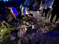 Minibüs ile çarpışan motosikletin sürücüsü öldü, 4 kişi yaralandı