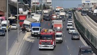 Beylikdüzü'nde kamyonet aydınlatma direğine çarptı; trafik durma noktasına geldi