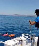 Kuşadası'nda akıntıyla açığa sürüklenen kadını deniz polisi kurtardı