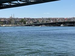 Haliç’te tur teknesi köprü ayağına çarptı; personel denize düştü: Arama çalışmaları sürüyor