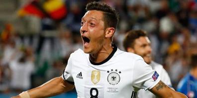 Alman taraftarların gözdesi Mesut Özil