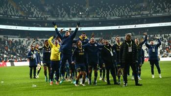 Fenerbahçe'nin yıldızları galibiyeti taraftarla kutladı!