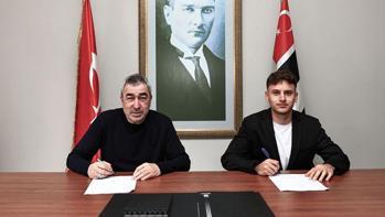 Beşiktaş'ta Fahri Kerem Ay imzayı attı, profesyonel oldu