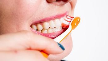 Bu davranışlar gülüşünüze zarar veriyor Dişlerinizde leke bırakan alışkanlıklar