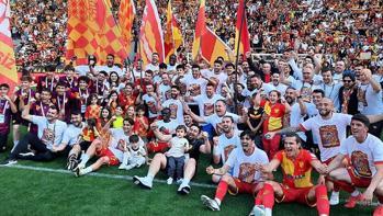 Göztepe, yeniden Süper Lige yükseldi İzmirde büyük coşku