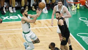 Boston Celtics bir adım önde! Jaylen Brown sırtladı