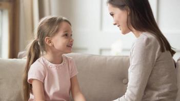 Çocuklarda iletişim becerilerini geliştiren davranışlar Önce ebeveynle konuşuyor