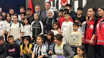 Bakan Mahinur Özdemir Göktaş, Beşiktaş maçını depremzede çocuklarla birlikte izledi!
