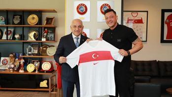 Mesut Özil, TFF Başkanı Mehmet Büyükekşiyi ziyaret etti