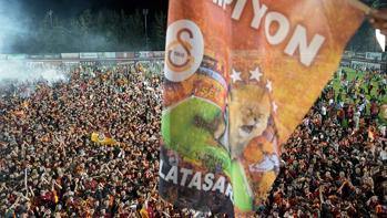 Şampiyon Galatasaraya Floryada coşkulu karşılama
