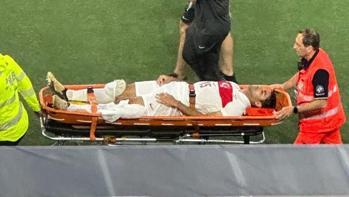 İtalya maçında Milli Takım'a sakatlık şoku! Ozan Kabak sedye ile kenara geldi