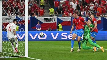 Çekya-Türkiye maçında hakem Istvan Kovacs'tan skandal karar! Oyuncularımızdan büyük tepki