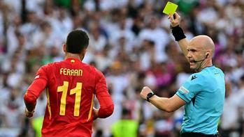 Almanya - İspanya maçında kartlar havada uçuştu!