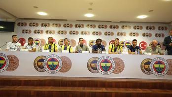 Fenerbahçede imza töreninden kareler