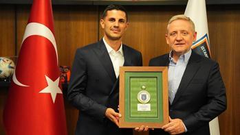 Göksel Gümüşdağ'dan Danijel Aleksic'e plaket!