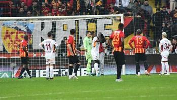 Galatasaray taraftarı sahaya inerek Muslera ile selfie çektirdi ortalık karıştı Oyun 5 dakika durdu