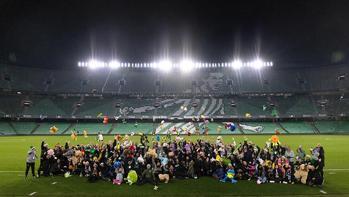 Real Betis taraftarlarından 'oyuncak yağmuru'!