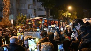 Ferdi Tayfurun sevenleri gözyaşlarına boğuldu Hastane binası önünde toplandılar ve şarkılarını açtılar