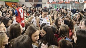 Sırbistan'da Tijana Boskovic izdihamı! Taraftarlar sahaya atladı