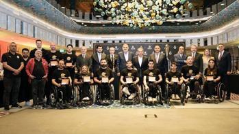 Başkan Dursun Özbek şampiyon takımla buluştu