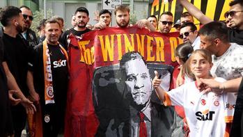 Galatasaraya İzmirde coşkulu karşılama Pankart dikkat çekti