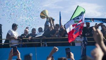 Napoli şampiyonluğunu taraftarıyla kutladı!