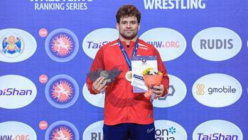 Milli güreşçi Osman Göçen'den Moğolistan'da altın madalya!