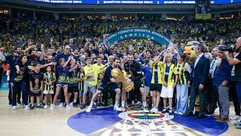 Şampiyonluk sonrası Fenerbahçeden ayrıldı Galatasaraya transfer oldu