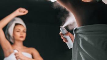 Deodorantı böyle sıkan 72 saat kokmuyor En ideal zamanı buymuş, gün boyu rahatlık