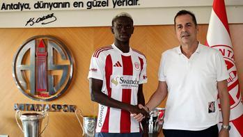 Bachir Gueye'nin imza töreninden kareler