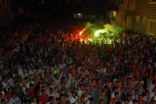 Diyarbakır BDP binasına PKK flamaları asıldı, 5 bin kişi kutlama yaptı
