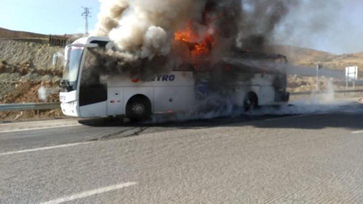 Seyir halindeki yolcu otobüsü alev alev yandı