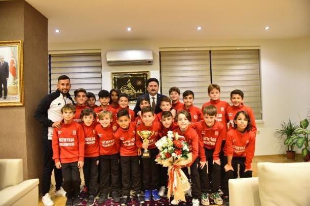 Balıkesirspor U-11 takımı oyuncuları, Başkan Avcı’ya teşekkür etti