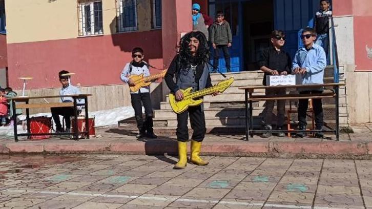 Öğrenciler, Barış Manço'yu doğum gününde şarkılarıyla andı