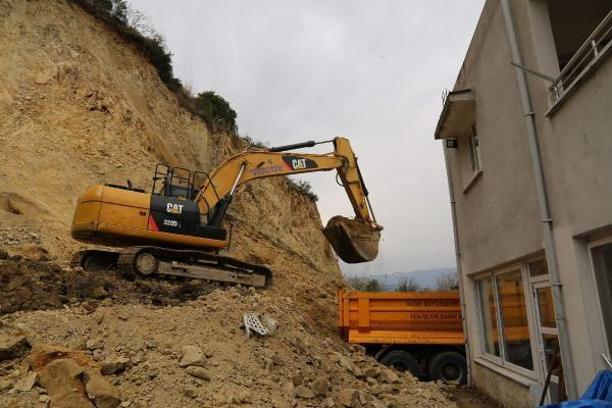 Hatay’da heyelan nedeniyle kapanan yol trafiğe açıldı