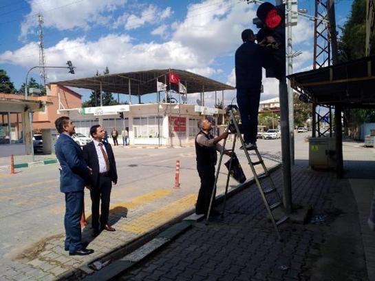 Kumlu’da trafik ışıklarına ‘evde kal’ yazısı