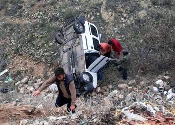 Sarıoğlan'da hafif ticari araç şarampole yuvarlandı: 1 yaralı