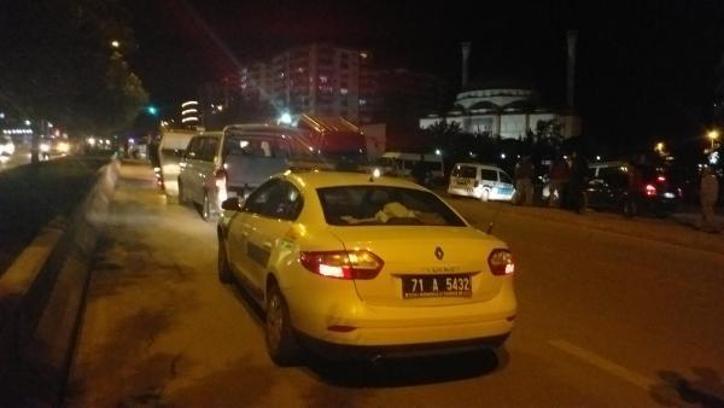 Kırıkkale'de silahlı kavgada 5 kişi yaralandı, şüpheliler kaçtıkları minibüsle 2 polise çarptı