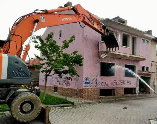 Eskişehir’de metruk ve riskli binalar yıkılıyor