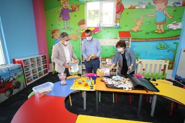 Başkan Özdoğan, çocuk kütüphanesini inceledi