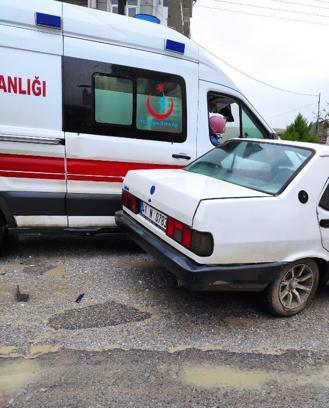 Ambulans ile otomobil çarpıştı