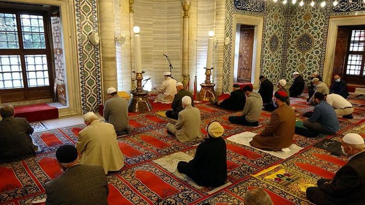 Namaz Sureleri Sırası - 5 Vakit Namazda Okunan Dualar ve Sureler Nelerdir? Sırayla Bütün Namaz Sureleri ve Duaları