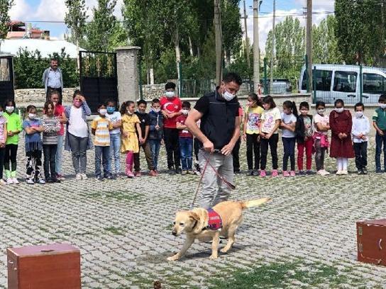 Jandarmadan köy çocuklarına mayın tespit köpeğiyle gösteri