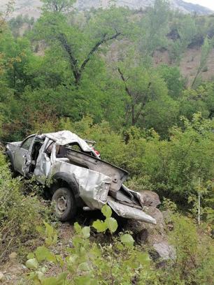 Gümüşhane'de kamyonet şarampole yuvarlandı, 3 kişi yaralandı