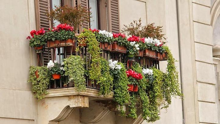 Küçük balkonlarımızı nasıl dekore edebiliriz?
