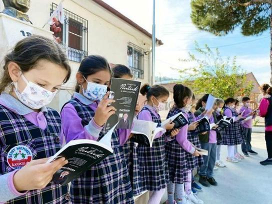 Germencik'te Ata'yı anma gününde öğrencilere 'Nutuk' dağıtıldı