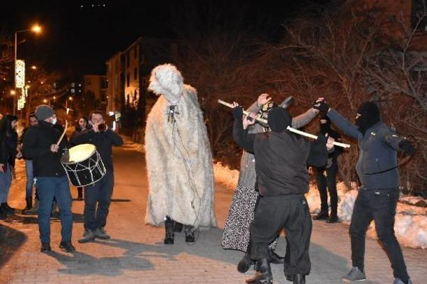 Posof'ta gençler yeni yıla deve oyunu ile girdi