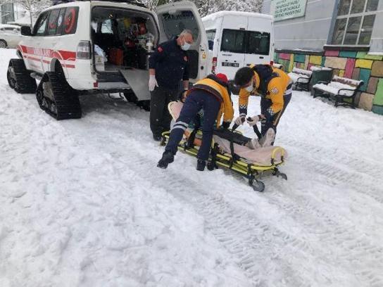 Rahatsızlanan öğrenci paletli ambulansla hastaneye kaldırıldı