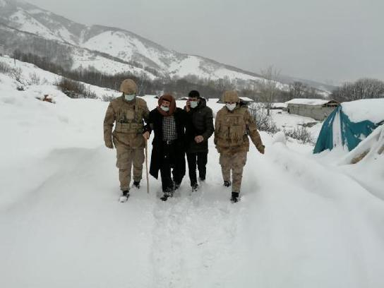 Jandarma, astım hastasını sağlık ekiplerine ulaştırdı